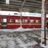 真冬のローカル電車とホーム　