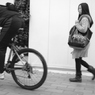 自転車の男と歩く女