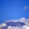 富士山頂に残月