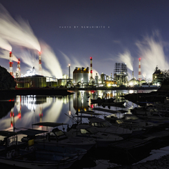 夜に輝く工場地帯