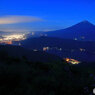 雪頭ケ岳から望む富士山と富士二湖（夜景）