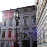 チェコ（６９６）プラハの街並と赤い光　