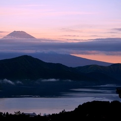 富士と芦ノ湖と朝日
