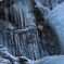 凍りついた滝