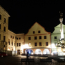 チェコ南部（７９３）夜のチェスキー・クルムロフ広場と明かり　