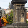 チェコ・プラハ（７８０）カレル橋の聖像で順番を待つ人！