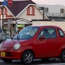 写真句：駅前の red car