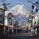 早朝の富士山と商店街