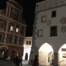 チェコ南部（９７２）夜のチェスキー・クルムロフの市役所前