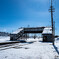 青空と雪と跨線橋と