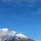 富士山上空に伸びる飛行機雲