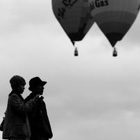 曇りの日、気球祭の人々