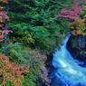 秋彩の滝・流れ落ちる