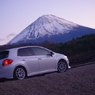 富士山をバックに…