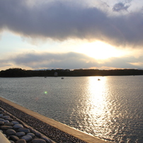 多摩湖に落ちる夕日