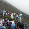 富士山アタック黒鳥隊。いっぷく、ここで富士さんが赤いのに気づく。7合目～8合目。