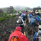 富士山アタック黒鳥隊。下から見上げるとすぐそこにみえるんだが、ようやく7合目。