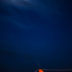 夜の豪華客船と月