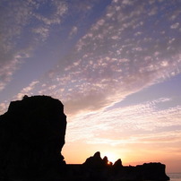 岩と雲と空と海と夕日