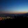 黄砂に浮かぶ富士山と夜景。