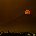 富士に落ちる紅月