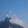 ニーセン山から飛び立ったパラグライダー(トゥーン湖)