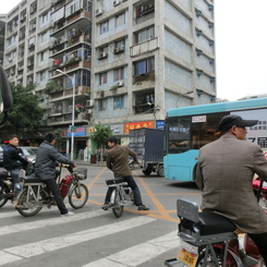 街角で客待ちするバイクの白タク