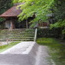 京都・法然院 の山門と白砂檀