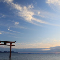 琵琶湖に立つ鳥居