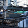 「JR東海」と「JR東日本」の新幹線。