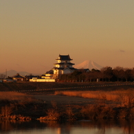 朝陽に輝く関宿の城