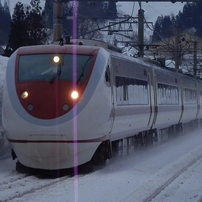 まつだい駅を高速で通過する特急「はくたか6号」