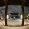 雪夜の善光寺：本堂から望む山門