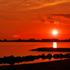 播磨灘の人工島に沈む夕日