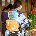 ほおずき売りの浴衣娘