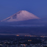 夜明けに浮かぶ富士