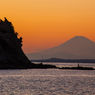 千葉県鋸南町浮島・傾城島と夕景富士 /1