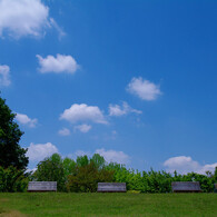 空とベンチと