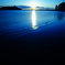 コバルトブルーの海に夕陽のスポットライト