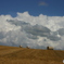 牧草ロールと湧き上がる雲