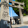 神社の入口で。