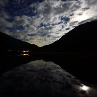 満月の雨畑湖