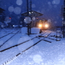 雪の舞う式敷駅