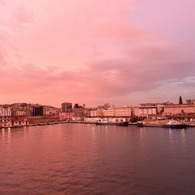ピンク色に染まった港