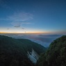 日の出70分前…染まる雲海と消える天の川