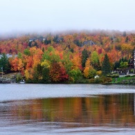紅葉と霧と湖