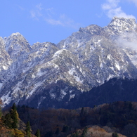 山頂は雪をまとい秋と冬が重なりあう時