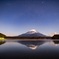 富士山頂の天の川は月夜に消える