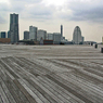 ﾛﾏﾝﾁｯｸ横浜　林立するｺﾝｸﾘｰﾄと横たわる木造大桟橋