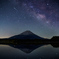 暮明を迎える富士と天の川